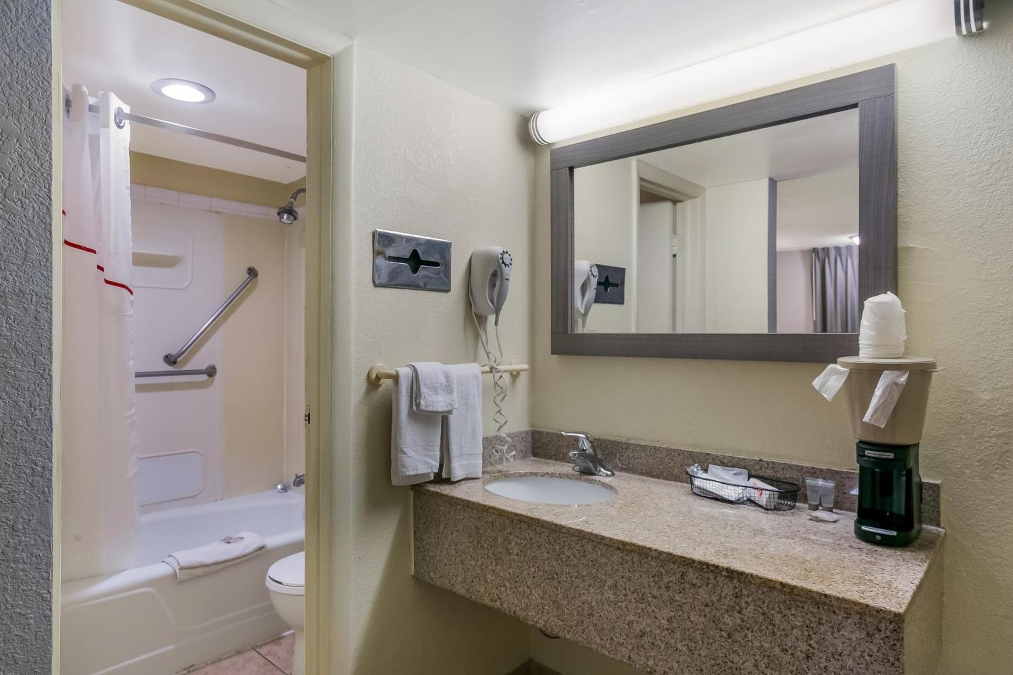 Red Roof Inn Baltimore Windsor Mill ภายนอก รูปภาพ