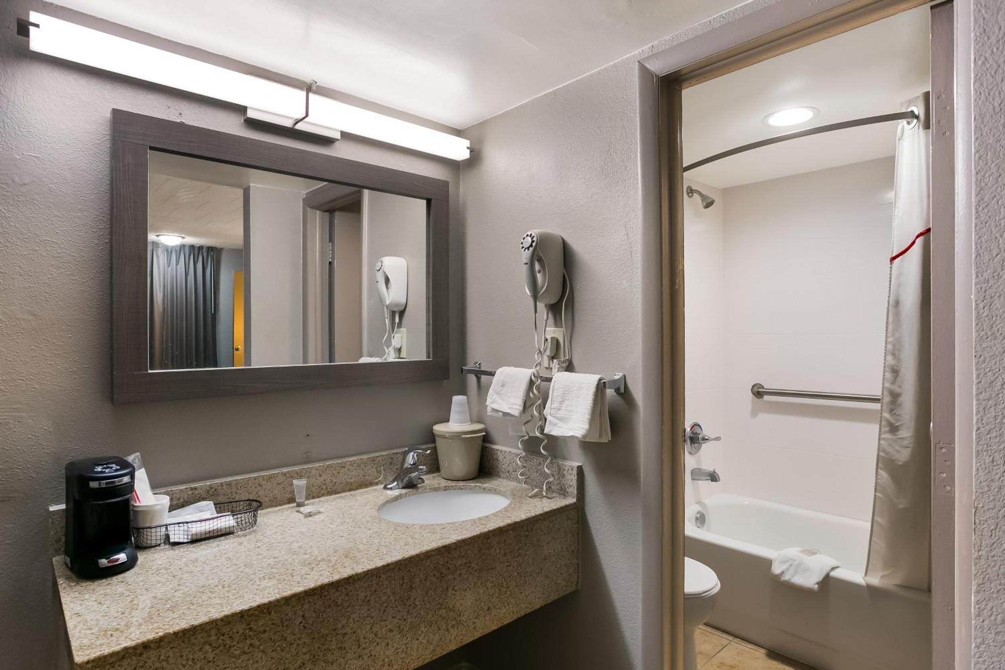 Red Roof Inn Baltimore Windsor Mill ภายนอก รูปภาพ